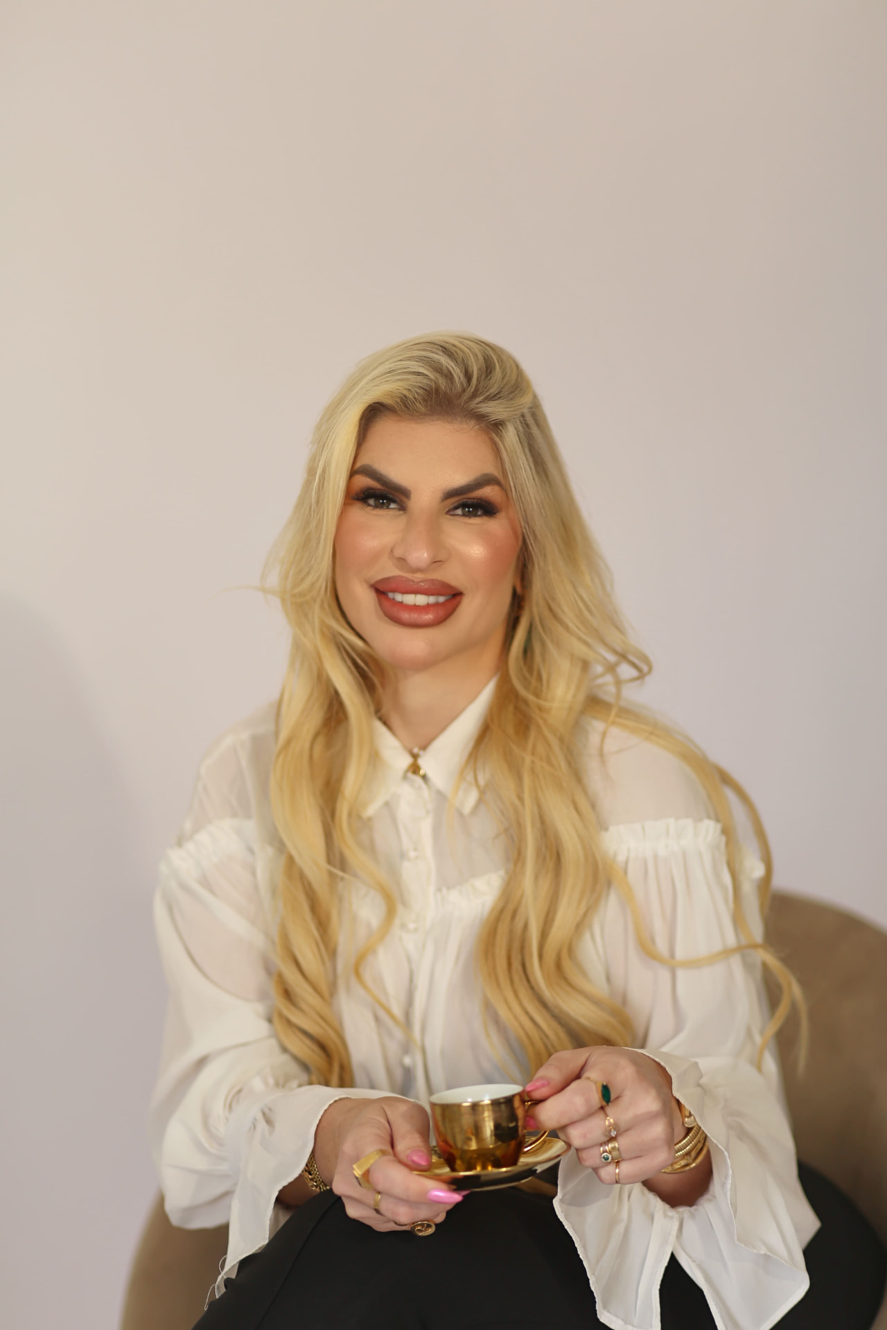 Raine Cescon em seu escritório
